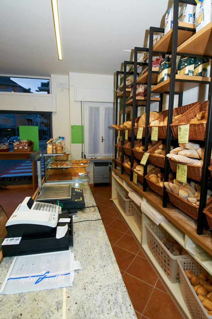 arredamento negozi alimentari panetteria la casa del pane quarona (10)